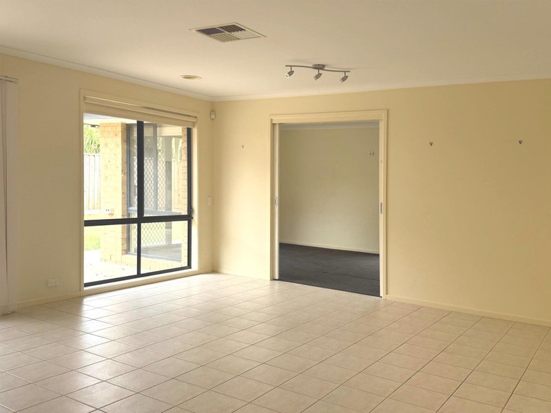 Photo - 10 Tiffany Walk, Sanctuary Lakes VIC 3030 - Image 4