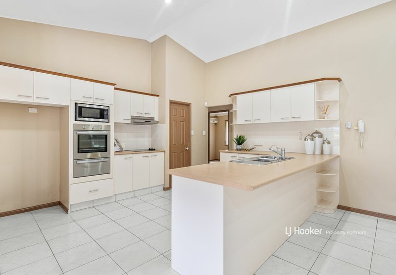 Photo - 10 Tralee Place, Parkinson QLD 4115 - Image 8