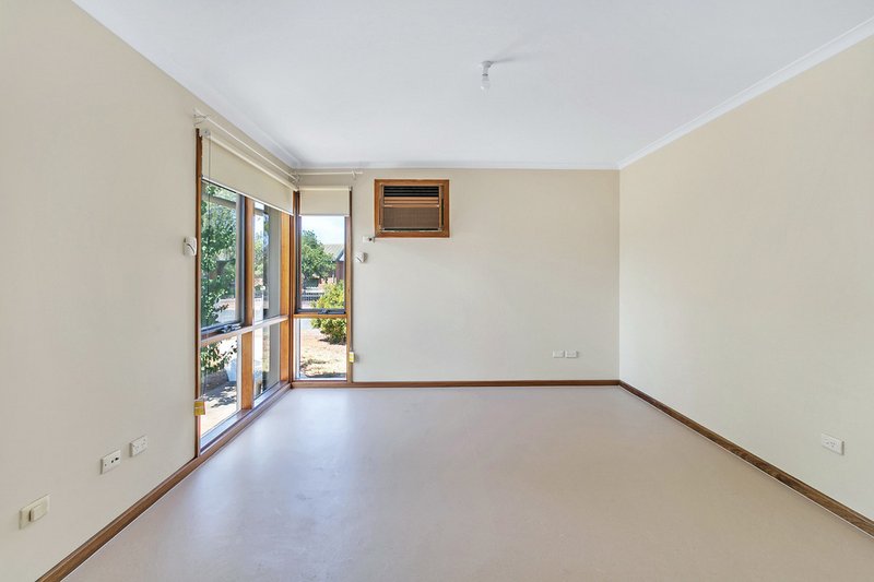 Photo - 10 Tregenza Avenue, Elizabeth South SA 5112 - Image 3