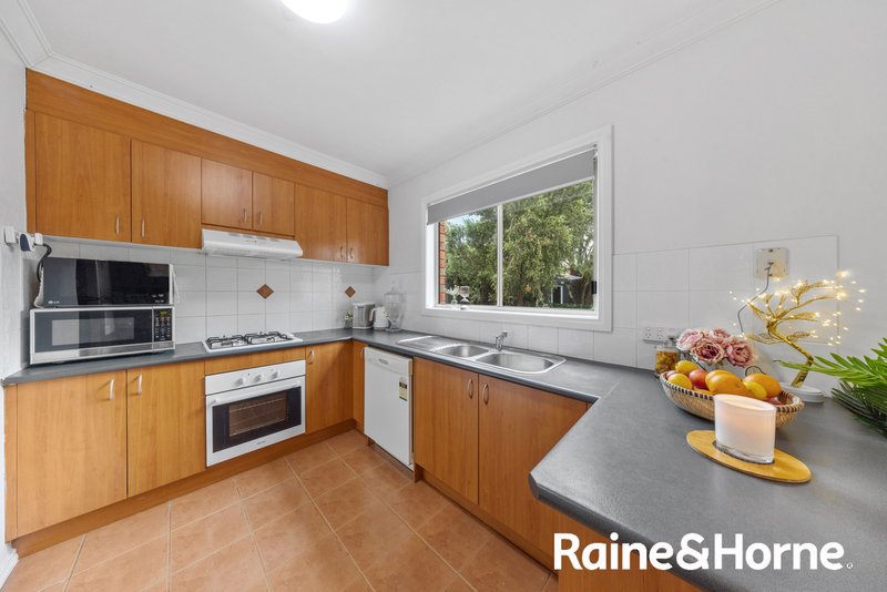 Photo - 10 Tucker Place, Caroline Springs VIC 3023 - Image 4