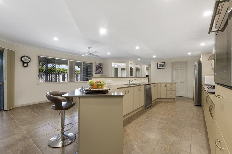 Photo - 10 Twin Lakes Drive, Murrumba Downs QLD 4503 - Image 4