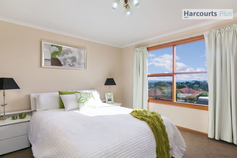 Photo - 10 Vennachar Drive, Hallett Cove SA 5158 - Image 7