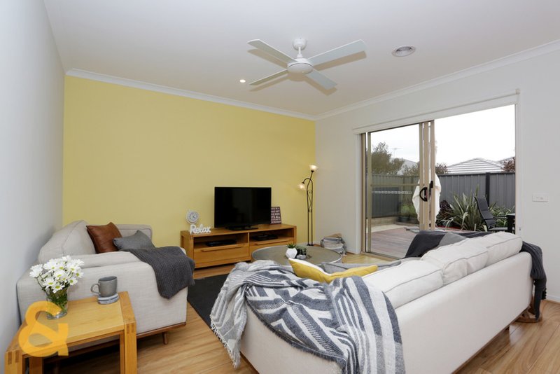 Photo - 10 Viewmont Avenue, Craigieburn VIC 3064 - Image 3