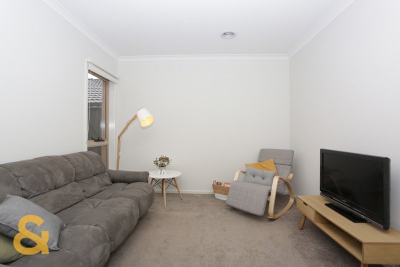 Photo - 10 Viewmont Avenue, Craigieburn VIC 3064 - Image 5