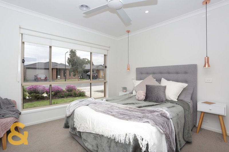 Photo - 10 Viewmont Avenue, Craigieburn VIC 3064 - Image 6