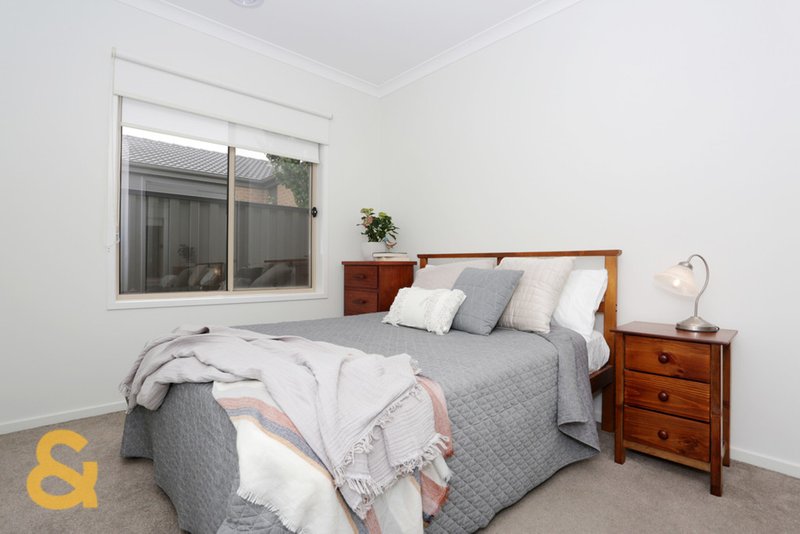 Photo - 10 Viewmont Avenue, Craigieburn VIC 3064 - Image 8