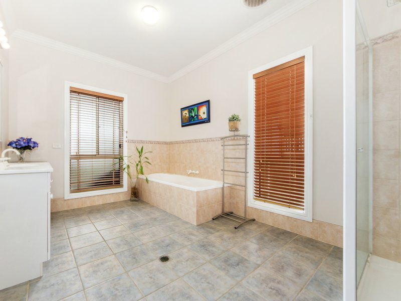 Photo - 10 Wattle Glen Place, Robina QLD 4226 - Image 8