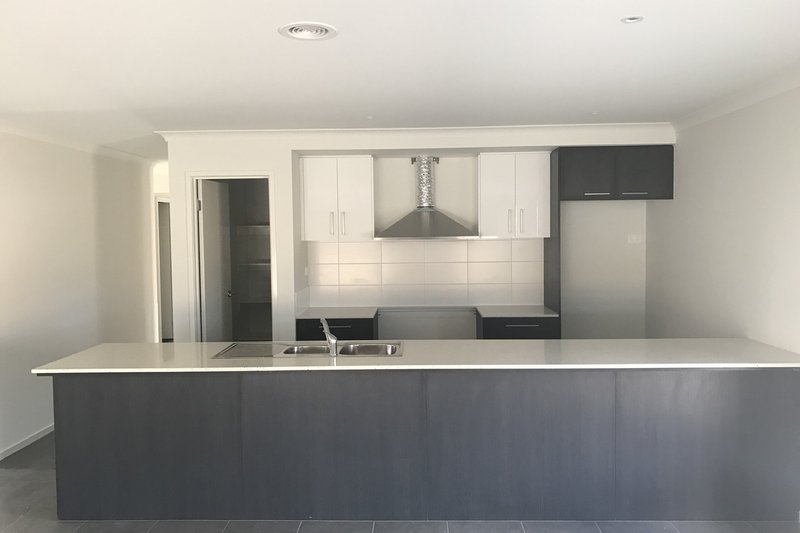 Photo - 10 Wendy Way, Pakenham VIC 3810 - Image 2