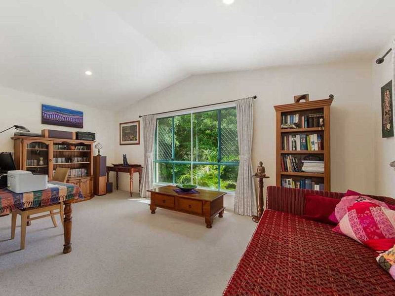 Photo - 10 Wiltshire Drive, Mudgeeraba QLD 4213 - Image 8