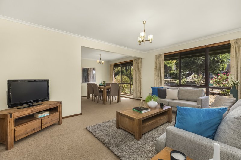 Photo - 10 Winston Street, Glen Waverley VIC 3150 - Image 2