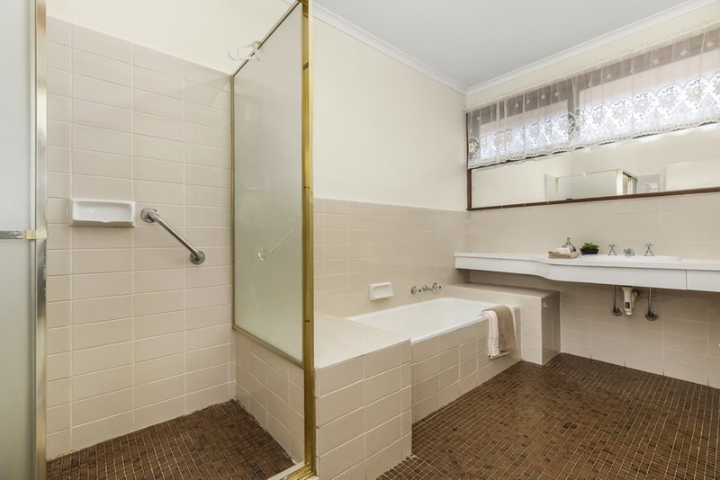 Photo - 10 Winston Street, Glen Waverley VIC 3150 - Image 9