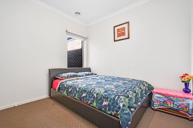 Photo - 10 Woodbine Street, Pakenham VIC 3810 - Image 7