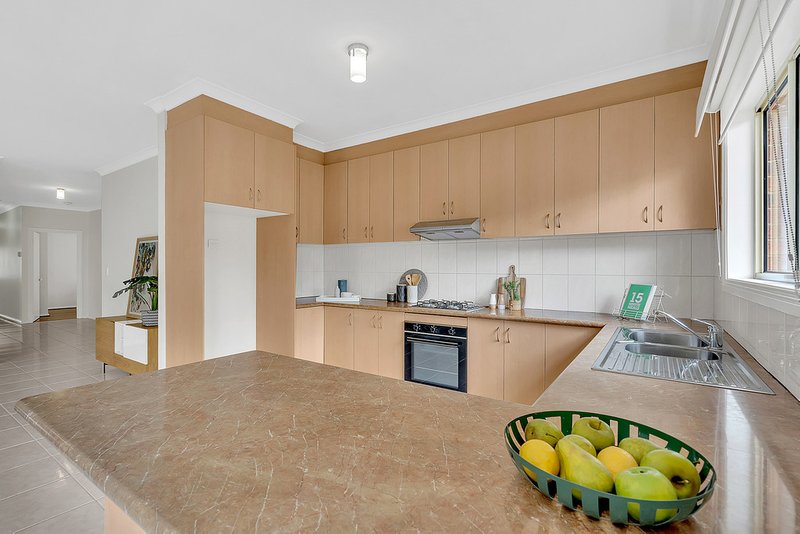 Photo - 10 Woodlea Crescent, Craigieburn VIC 3064 - Image 13