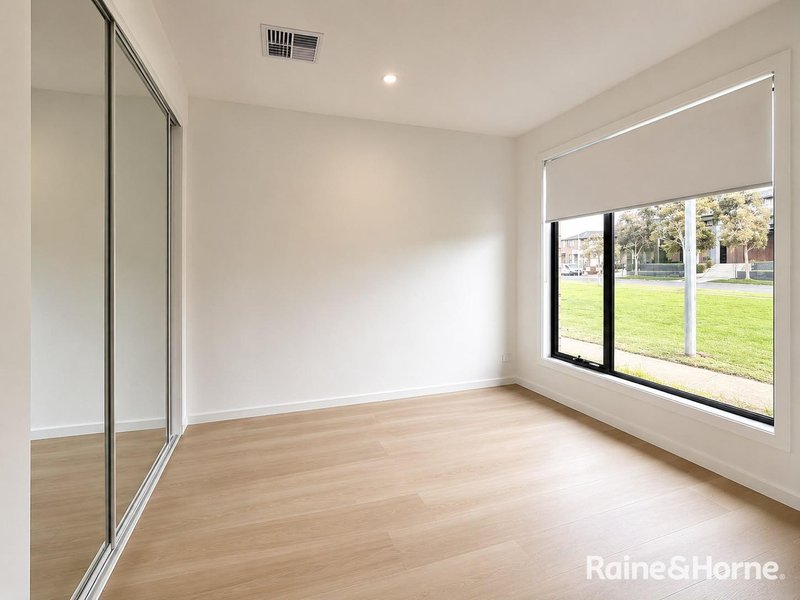 Photo - 10 Woolwich Walk, Wyndham Vale VIC 3024 - Image 4