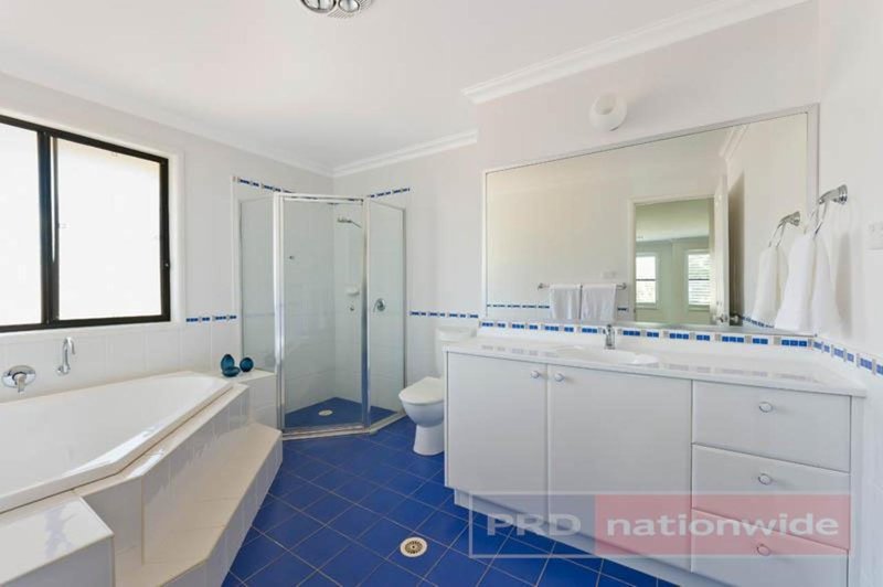 Photo - 10 Worsley Street, East Hills NSW 2213 - Image 9