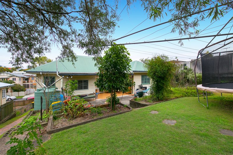 Photo - 10 Wylie Avenue, Coorparoo QLD 4151 - Image 2