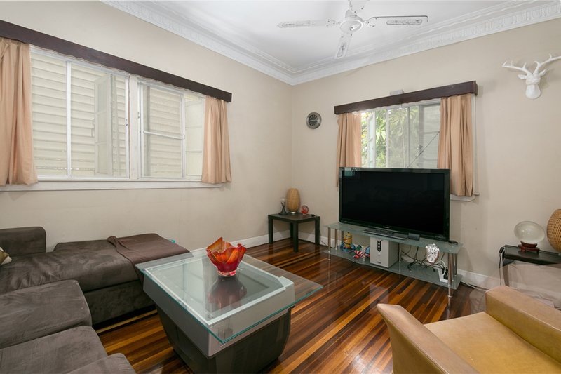 Photo - 10 Wylie Avenue, Coorparoo QLD 4151 - Image 3