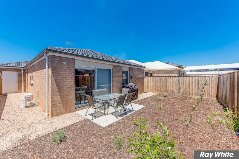 Photo - 10 Yaleri Rise, Werribee VIC 3030 - Image 10