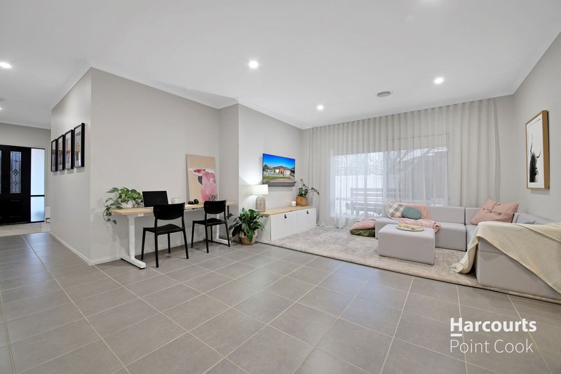 Photo - 10 Yaramba Boulevard, Point Cook VIC 3030 - Image 9