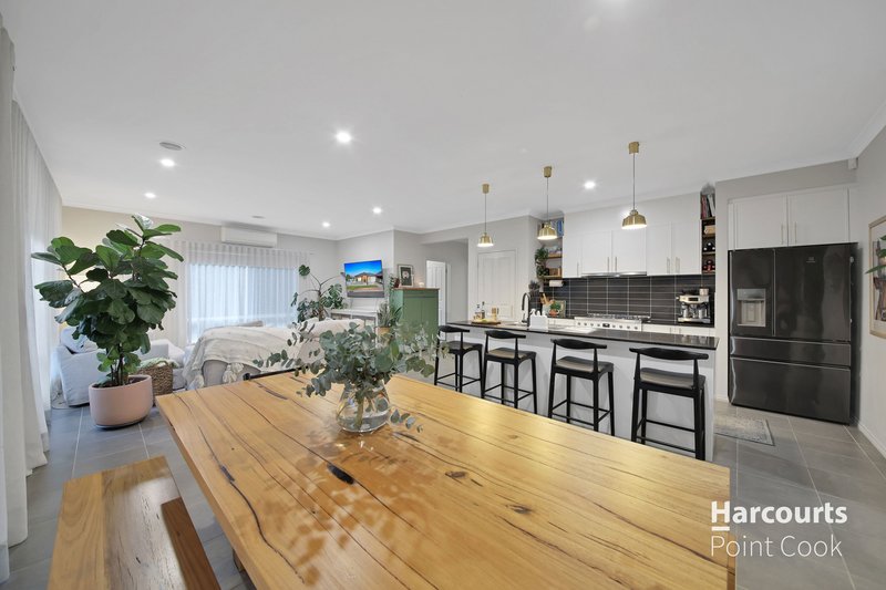 Photo - 10 Yaramba Boulevard, Point Cook VIC 3030 - Image 11