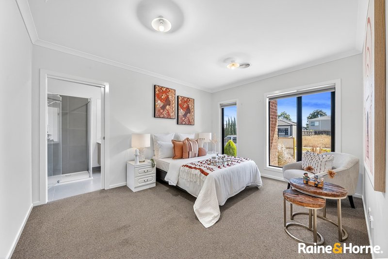 Photo - 10 Yellowstone Road, Tarneit VIC 3029 - Image 2