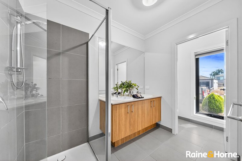 Photo - 10 Yellowstone Road, Tarneit VIC 3029 - Image 3
