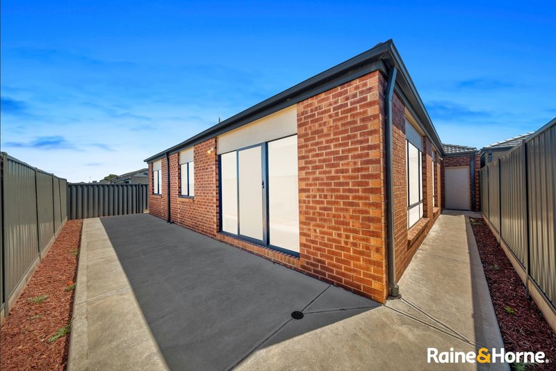 Photo - 10 Yellowstone Road, Tarneit VIC 3029 - Image 11