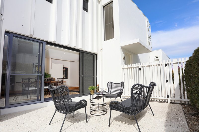 Photo - 10019 The Boulevarde , Benowa QLD 4217 - Image 6
