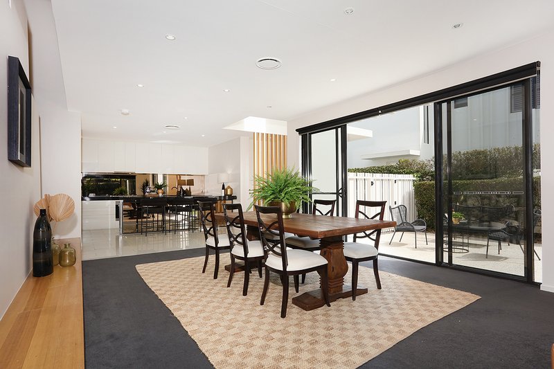 Photo - 10019 The Boulevarde , Benowa QLD 4217 - Image 11
