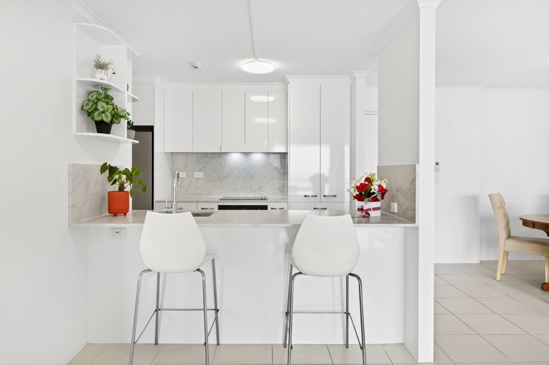 Photo - 1002/12 Enderley Avenue, Surfers Paradise QLD 4217 - Image 9