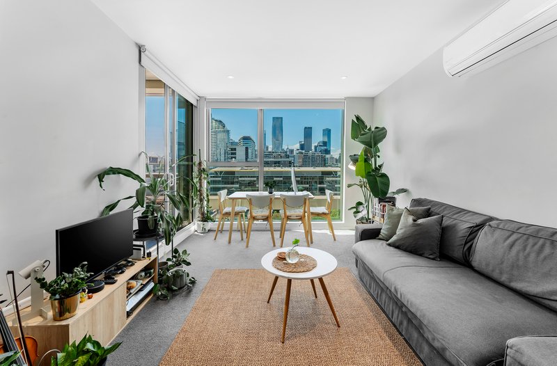 Photo - 1004E/888 Collins Street, Docklands VIC 3008 - Image 2