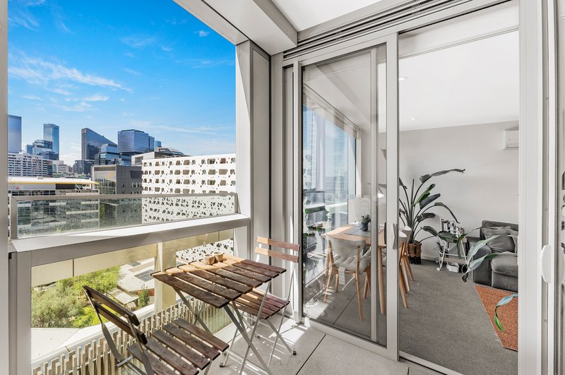 Photo - 1004E/888 Collins Street, Docklands VIC 3008 - Image 3