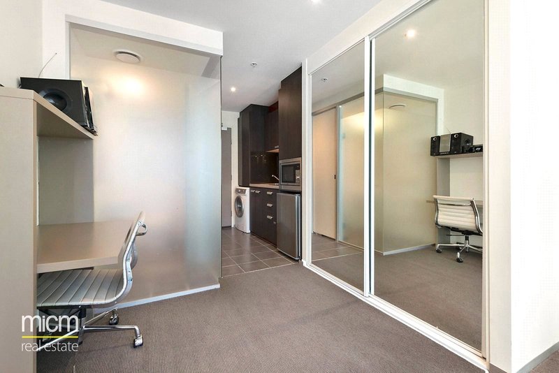 Photo - 1008/181 Abeckett Street, Melbourne VIC 3000 - Image 4