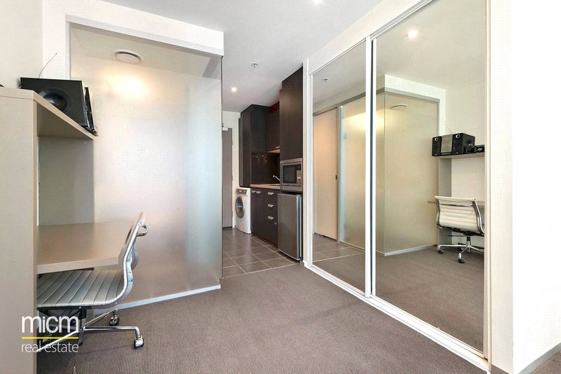 Photo - 1008/181 Abeckett Street, Melbourne VIC 3000 - Image 5