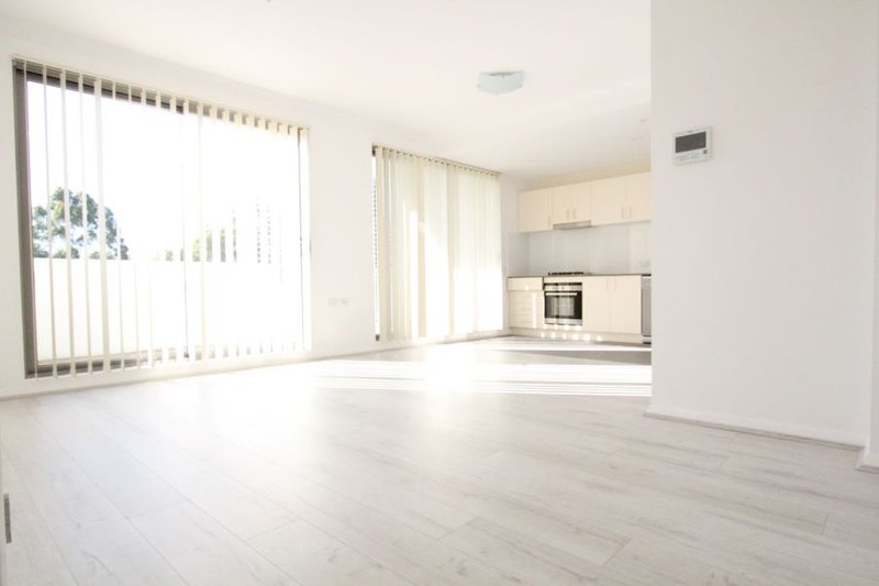 Photo - 10/1 Browne Parade, Warwick Farm NSW 2170 - Image 2