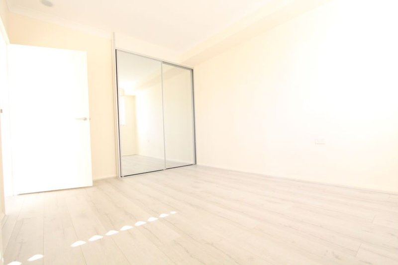 Photo - 10/1 Browne Parade, Warwick Farm NSW 2170 - Image 4