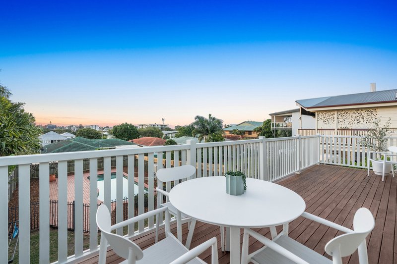 Photo - 101 Cedar Street, Wynnum QLD 4178 - Image 6