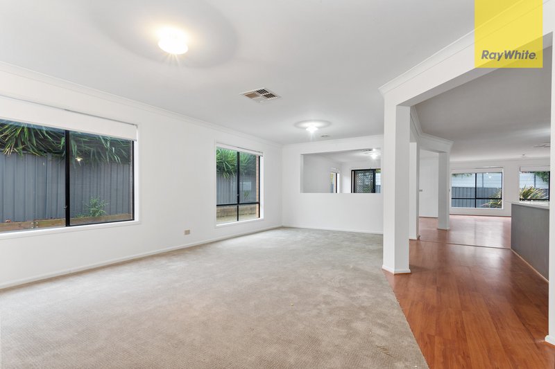 Photo - 101 Hillcrest Drive, Hillside VIC 3037 - Image 4