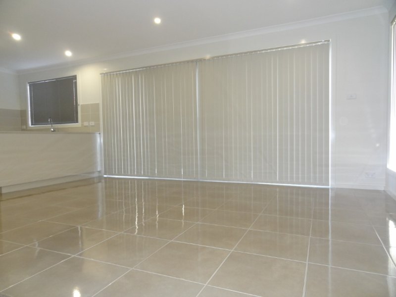 Photo - 10/10-12 Mulloon Street, Queanbeyan East NSW 2620 - Image 4