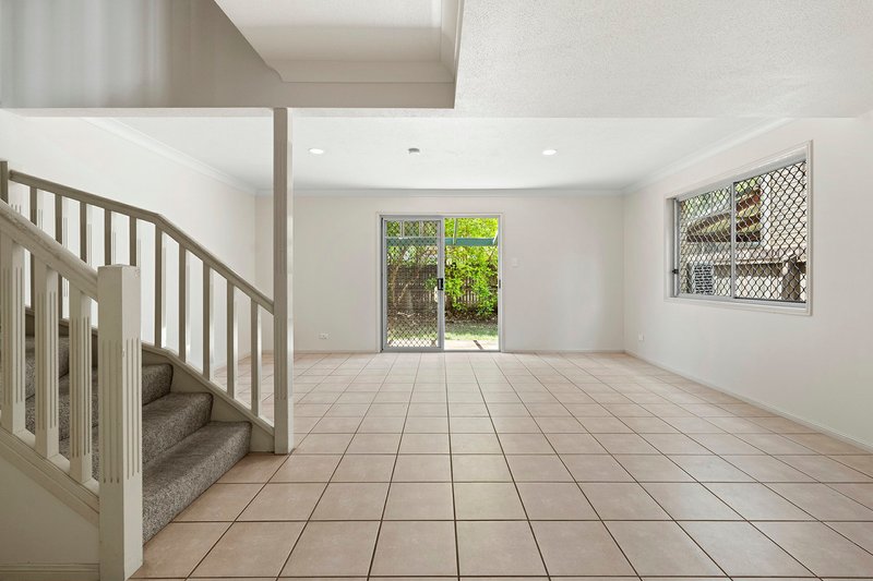 Photo - 10/10 Lawrence Close, Robertson QLD 4109 - Image 2