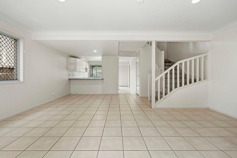 Photo - 10/10 Lawrence Close, Robertson QLD 4109 - Image 3