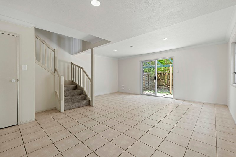 Photo - 10/10 Lawrence Close, Robertson QLD 4109 - Image 7