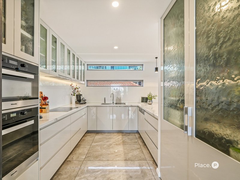 Photo - 101/2 Prince Edward Parade, Redcliffe QLD 4020 - Image 10