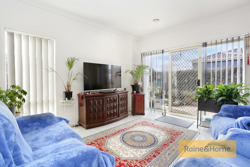 Photo - 10/17 Crestmont Drive, Melton South VIC 3338 - Image 3