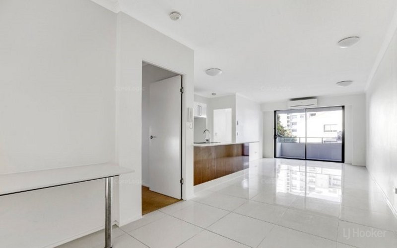 Photo - 10/171 Scarborough Street, Southport QLD 4215 - Image 3