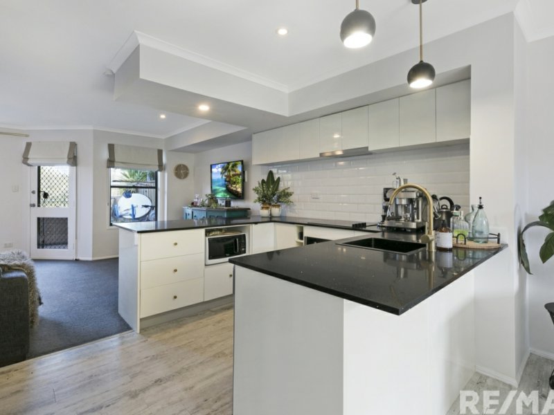 Photo - 10/18 Tallebudgera Creek Road, Burleigh Heads QLD 4220 - Image 2