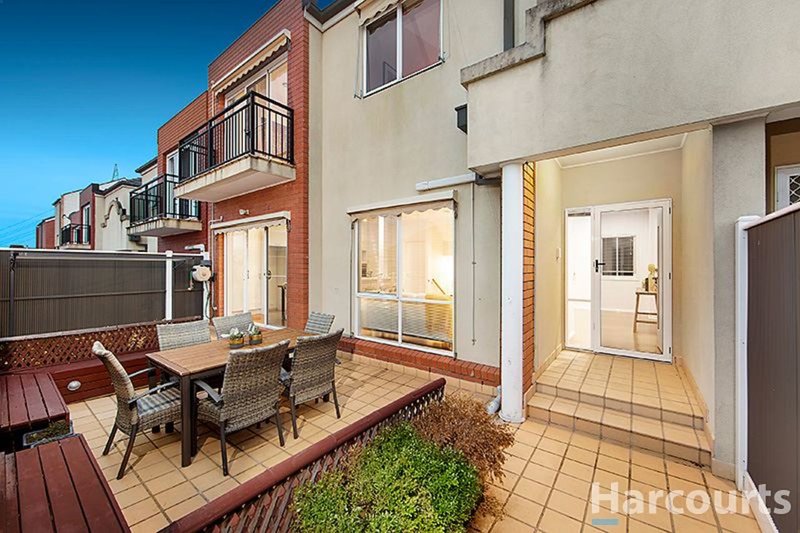 Photo - 10/18 Tulloch Grove, Glen Waverley VIC 3150 - Image 2