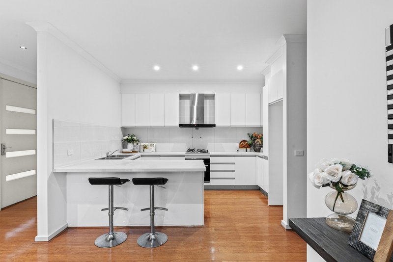 Photo - 10/19 Hughes Street, Burwood VIC 3125 - Image 4