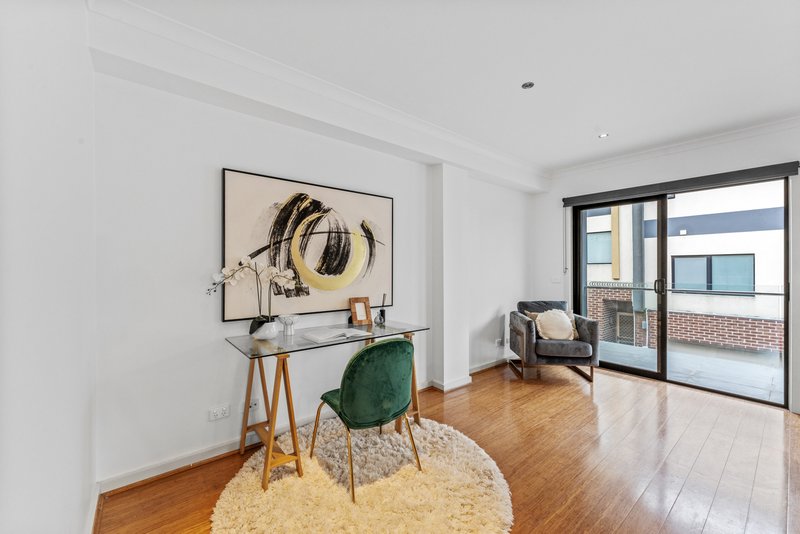 Photo - 10/19 Hughes Street, Burwood VIC 3125 - Image 6