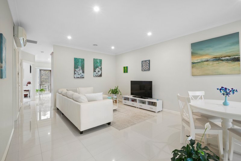 Photo - 10/2-4 Olive Grove, Parkdale VIC 3195 - Image 3